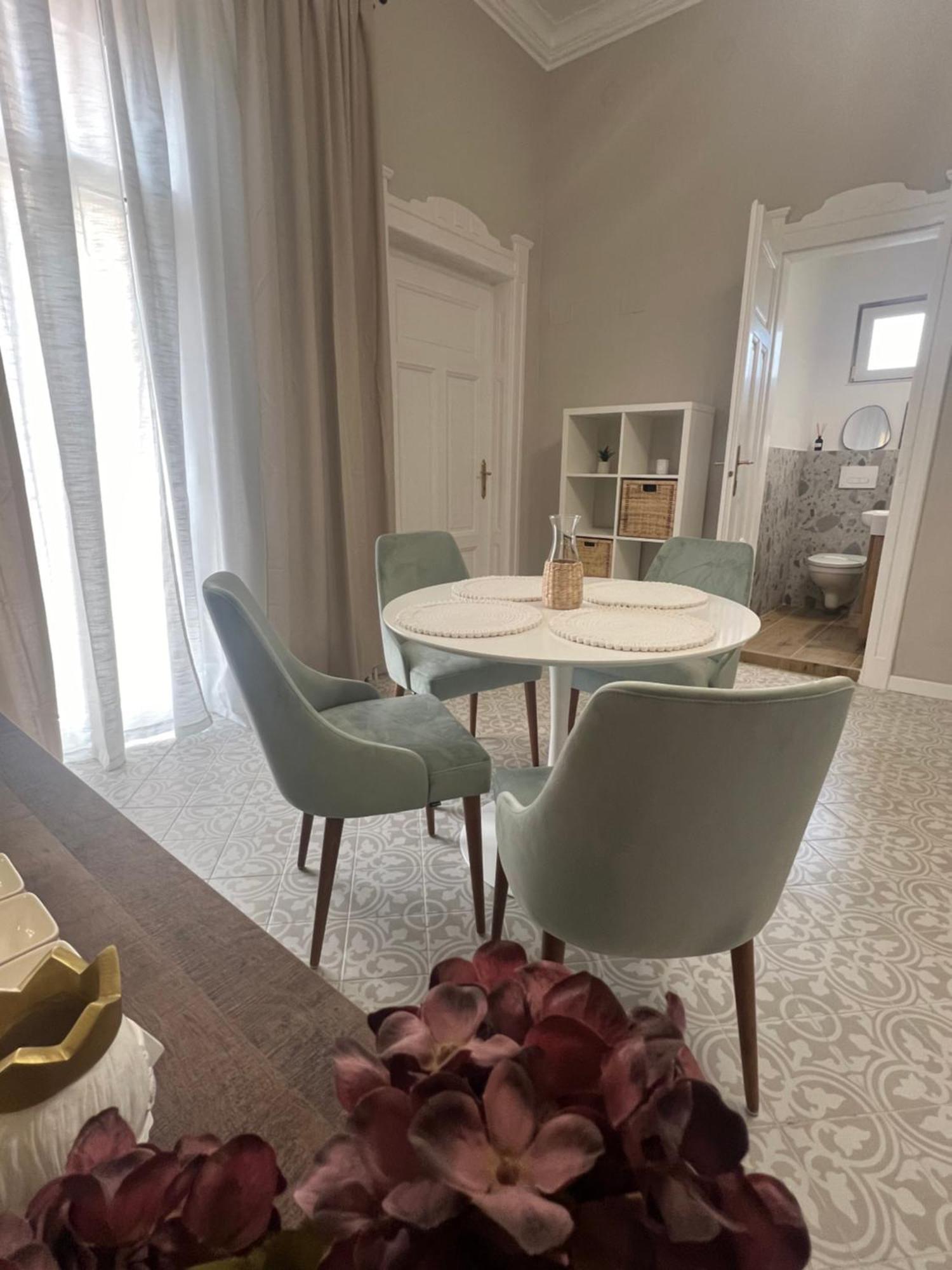 La Strada Central Apartament Oradea Bagian luar foto